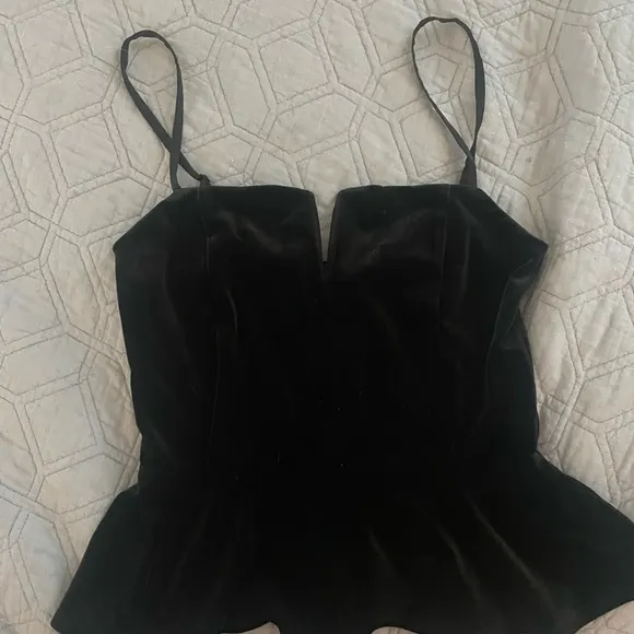4 piece date night outfit - top/jeans/shoes/necklace