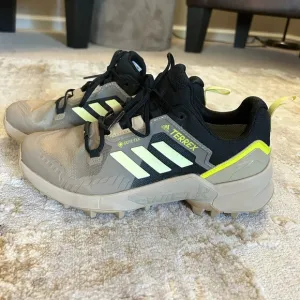 Addidas Terrex goretex like new boys tennis shoes 7.5
