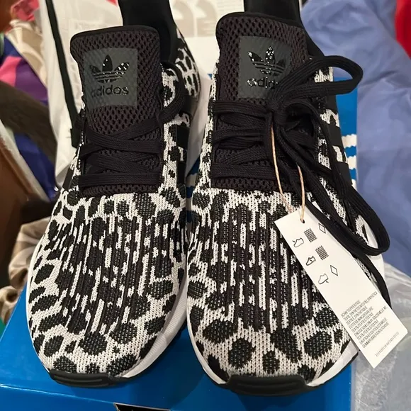Adidas Swift Run NWT 8.5 Leopard Animal print tennis shoes sneakers