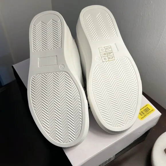 Adorable Kurt Geiger NWT girls size 1 tennis shoes