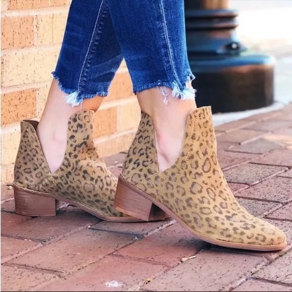 ANTHROPOLOGIE Leather Heel Side Cut Ankle Boots Shoes Leapord Stacked 7.5 NWT
