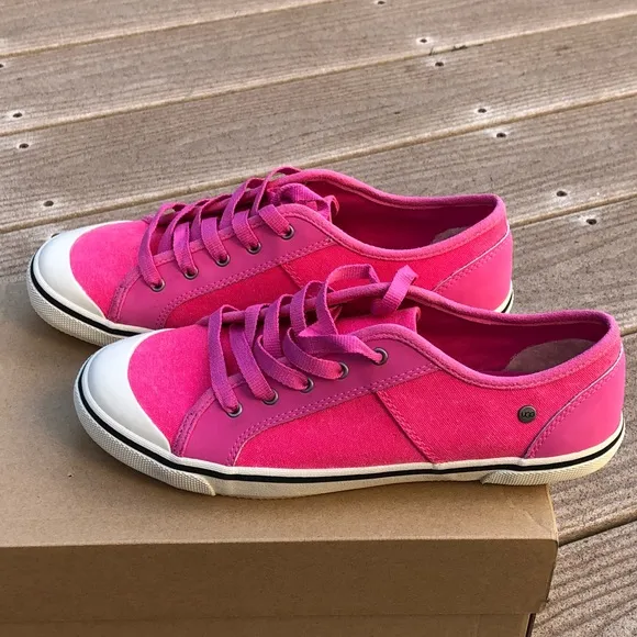 Authentic UGG K Gener Tennis Shoes kids size 6
