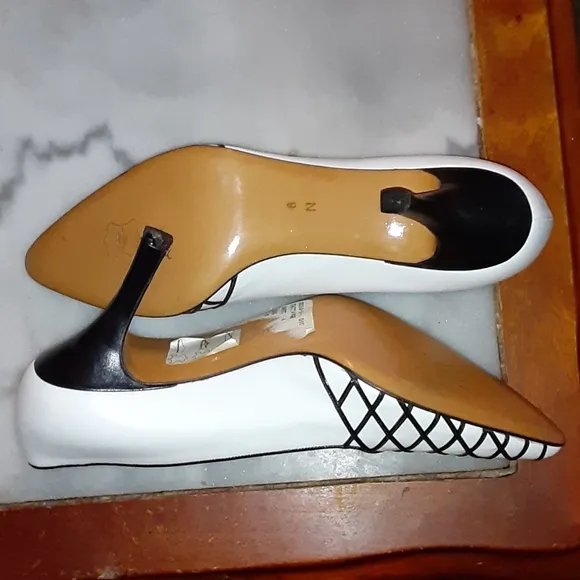 Bally pumps black &amp;white sz 8N crisscross top