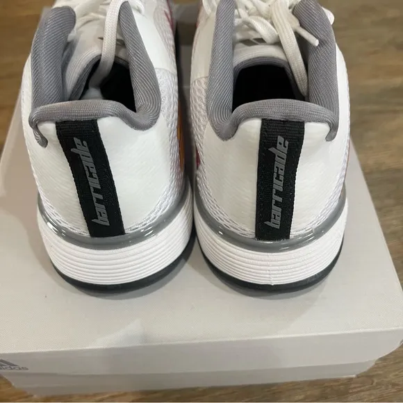 BARRICADE TENNIS SHOES Size 6