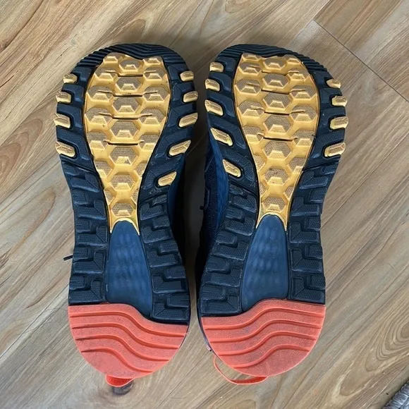 Black and orange New Balance tennis shoes
