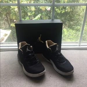 🖤💛🖤💛BLACK JORDAN ACADEMY TENNIS SHOES💛🖤💛🖤