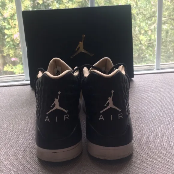 🖤💛🖤💛BLACK JORDAN ACADEMY TENNIS SHOES💛🖤💛🖤