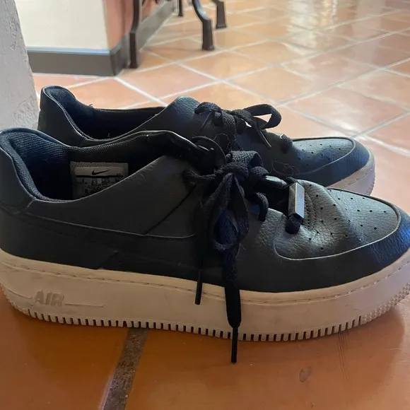 Black Nike Air force 1 tennis shoes