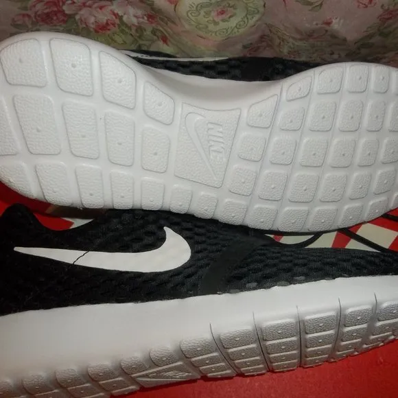 BNIB Nike Tennis Shoes Sneakers Youth Size 5.5Y Can fit Women's Size 6 to 6.5