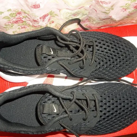 BNIB Nike Tennis Shoes Sneakers Youth Size 5.5Y Can fit Women's Size 6 to 6.5