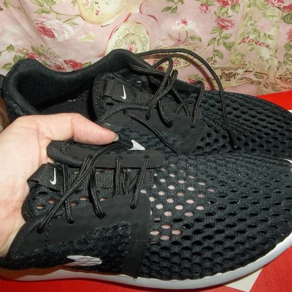BNIB Nike Tennis Shoes Sneakers Youth Size 5.5Y Can fit Women's Size 6 to 6.5