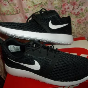 BNIB Nike Tennis Shoes Sneakers Youth Size 5.5Y Can fit Women's Size 6 to 6.5