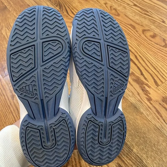 Boy’s Adidas Courtflash Tennis Shoes. Size 2.5. Excellent Condition.
