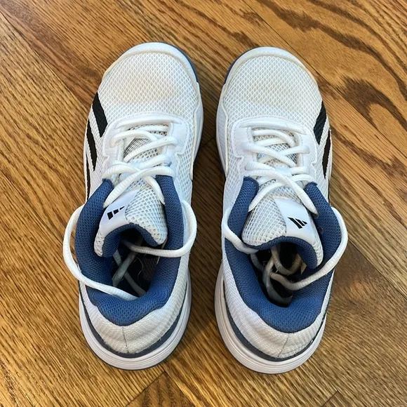 Boy’s Adidas Courtflash Tennis Shoes. Size 2.5. Excellent Condition.