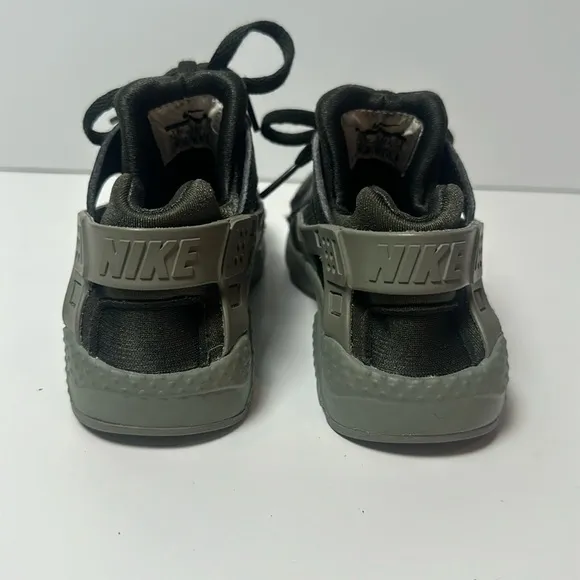 Boys Nike Huarache Lace up tennis shoes dark green size 11.5 Huarache by Nike
