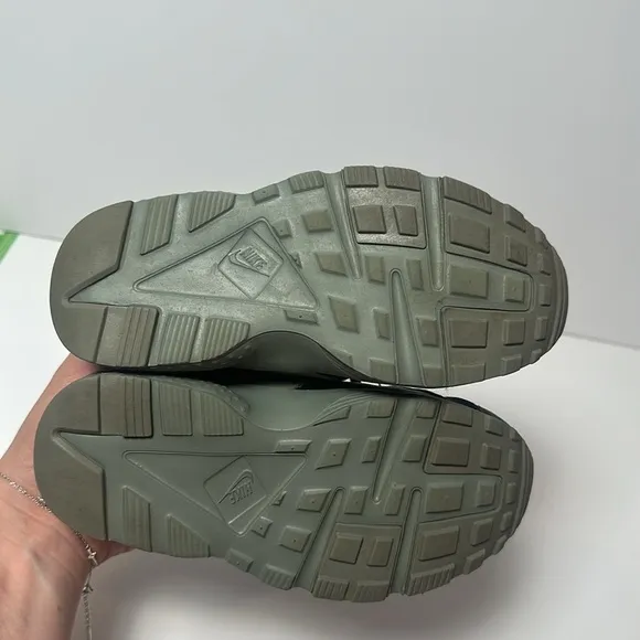 Boys Nike Huarache Lace up tennis shoes dark green size 11.5 Huarache by Nike