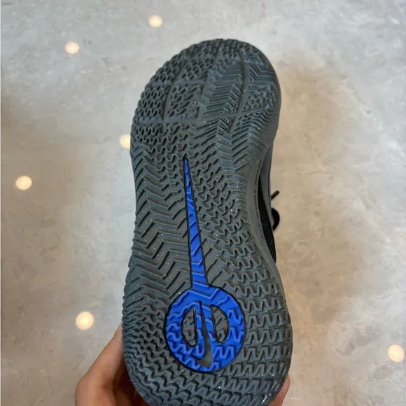Boys Nike Indoor Soccer Shoes - Size 4
