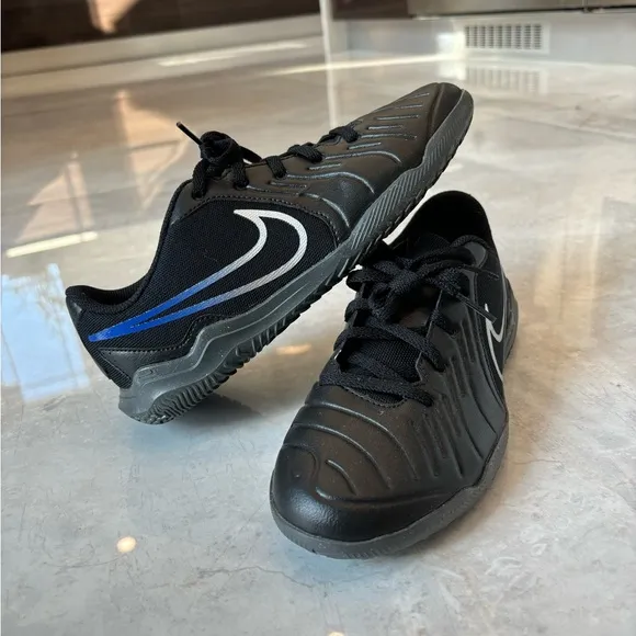 Boys Nike Indoor Soccer Shoes - Size 4