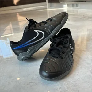 Boys Nike Indoor Soccer Shoes - Size 4