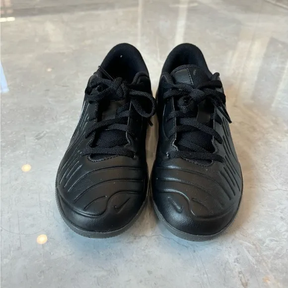 Boys Nike Indoor Soccer Shoes - Size 4