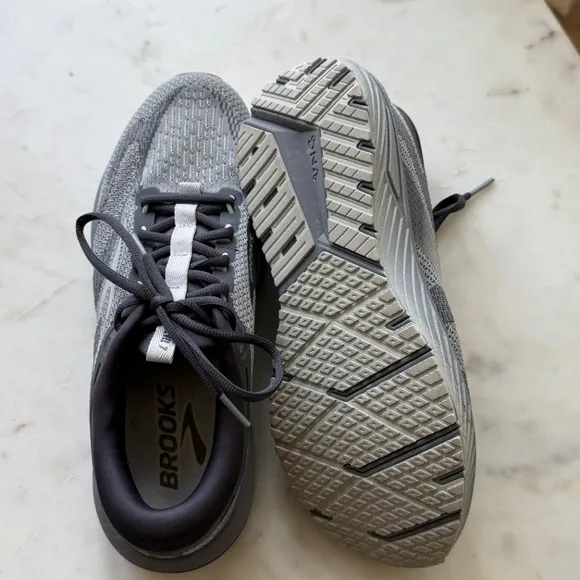 Brooks Revel 7 Men’s Running Shoes – Size 9 US – Primer/Blackened Pearl – NEW