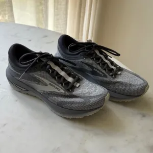 Brooks Revel 7 Men’s Running Shoes – Size 9 US – Primer/Blackened Pearl – NEW