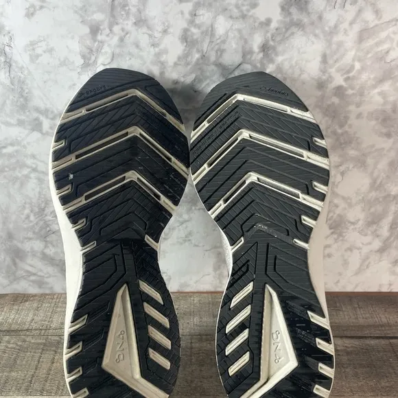 Brooks Ricochet 3 Men's Road Running Shoes Size 9.5D White and Black