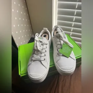 Cariuma Tennis Shoes - Size 8.5, White - New in Box