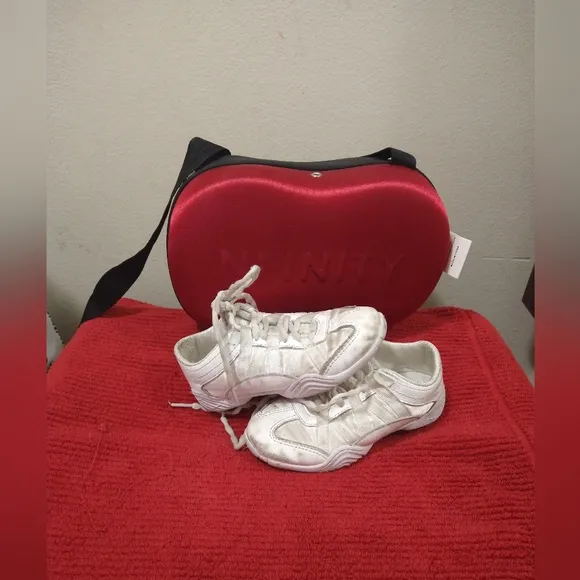 Cheerleading tennis shoes, lightly used, in good condition, sizes 5