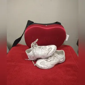 Cheerleading tennis shoes, lightly used, in good condition, sizes 5