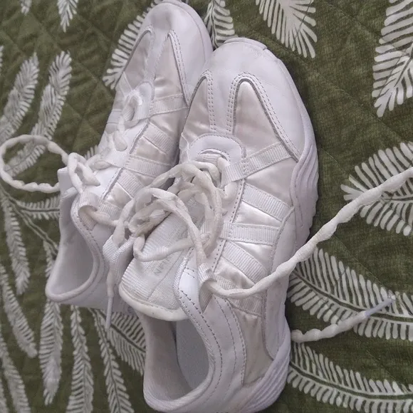 Cheerleading tennis shoes, lightly used, in good condition, sizes 5