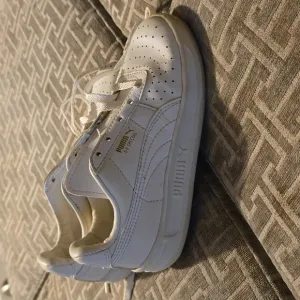 Children's tennis shoes
