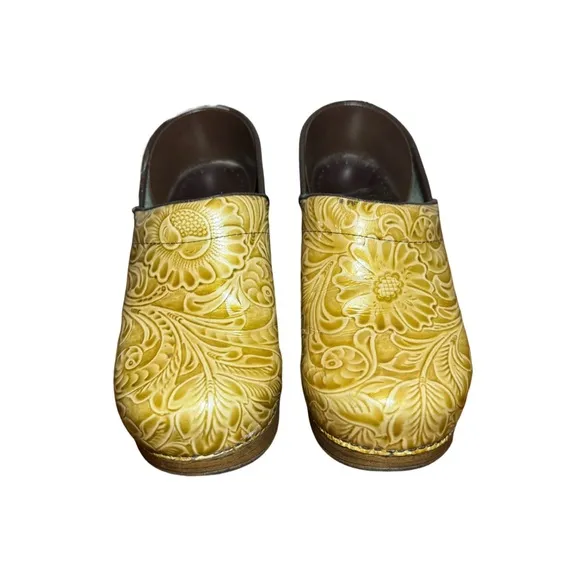 DANSKO CLOGS-WOMEN BEIGE WITH BLACK SHADES LEAVES DESIGN- SIZE EUR 39 USA 8.5