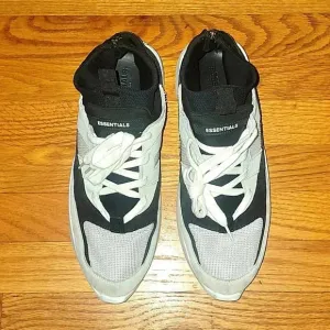 ESSENTIAL TENNIS SHOES