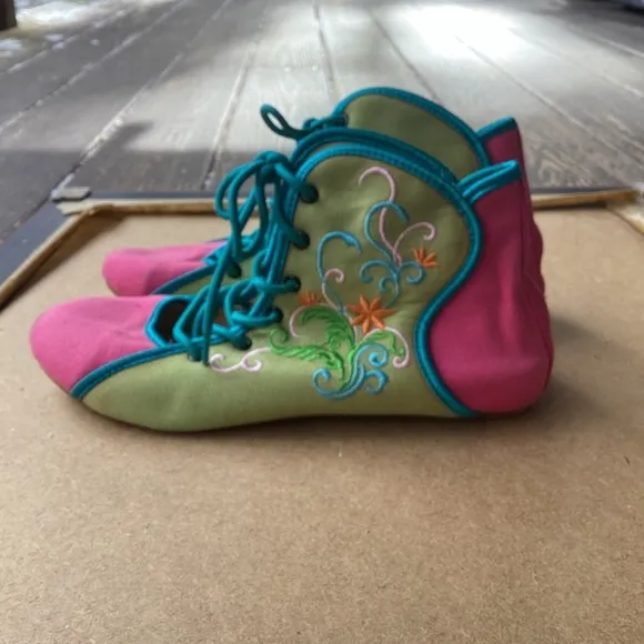 Gao Meg Ya pink and green embroidered high top shoes size 7.5 (38)