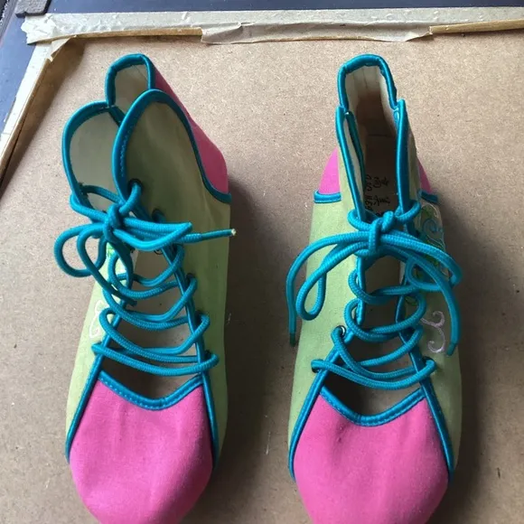 Gao Meg Ya pink and green embroidered high top shoes size 7.5 (38)