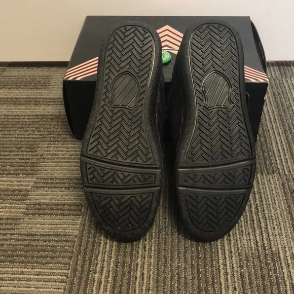 Gary V’s tennis shoes NIB