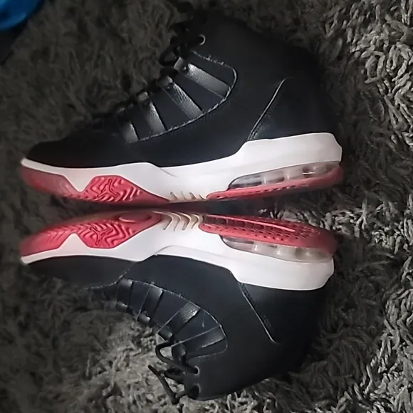 🏀Girls Size 6 Tennis Shoes🏀