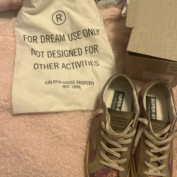 GOLDEN GOOSE SUPER STAR shoes.