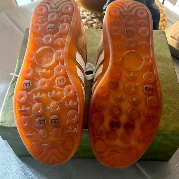 Gucci tennis shoes-used -look pictures please used couple of times