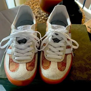 Gucci tennis shoes-used -look pictures please used couple of times