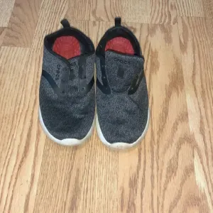 heathered black LiteRide by Crocs tennis shoes size 8