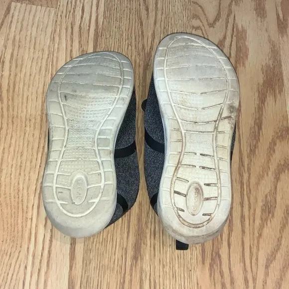 heathered black LiteRide by Crocs tennis shoes size 8