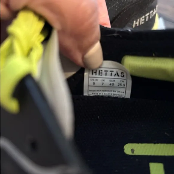 Hettas-  Alma Tempo Sneakers Size 9