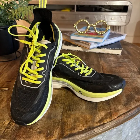Hettas-  Alma Tempo Sneakers Size 9