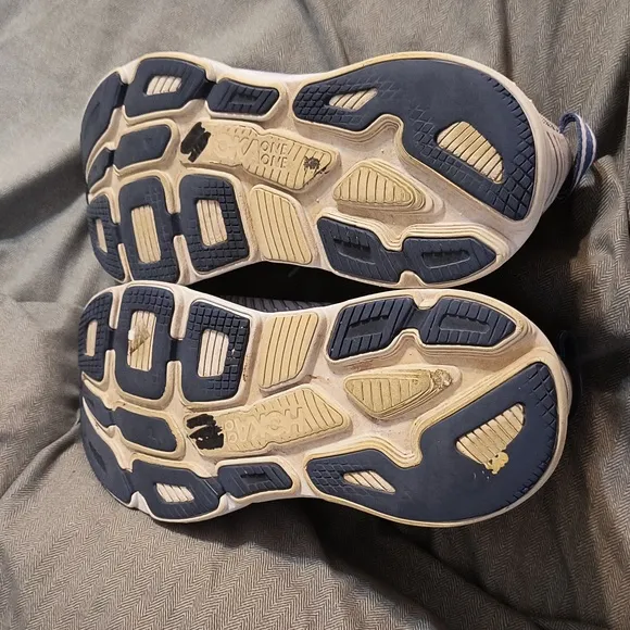 HOKA  Bondi 7 Tennis Shoes