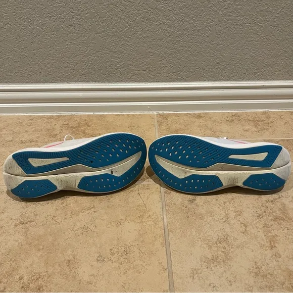 Hoka Mach 6 Nimbus Cloud Women's White and Blue Running Shoes size 7.5
