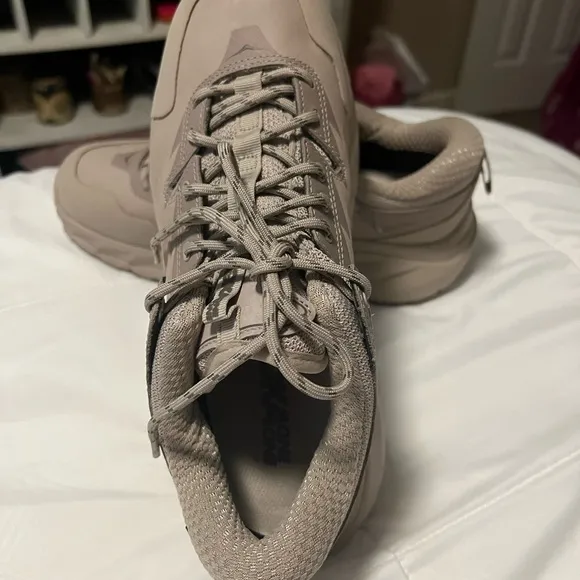 Hoka NWOT Limited Edition Time to Fly Unisex Tennis Shoes W9/M7.5