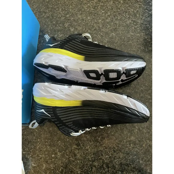 Hoka One One Bondi 6 Black White Mesh Size 7.5 New in box Mens Running Shoes