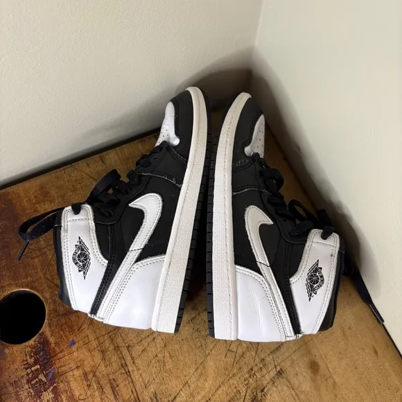 Jordan Retro 1 OG High Top Nike Basketball Shoes Sneakers Boys sz 2Y